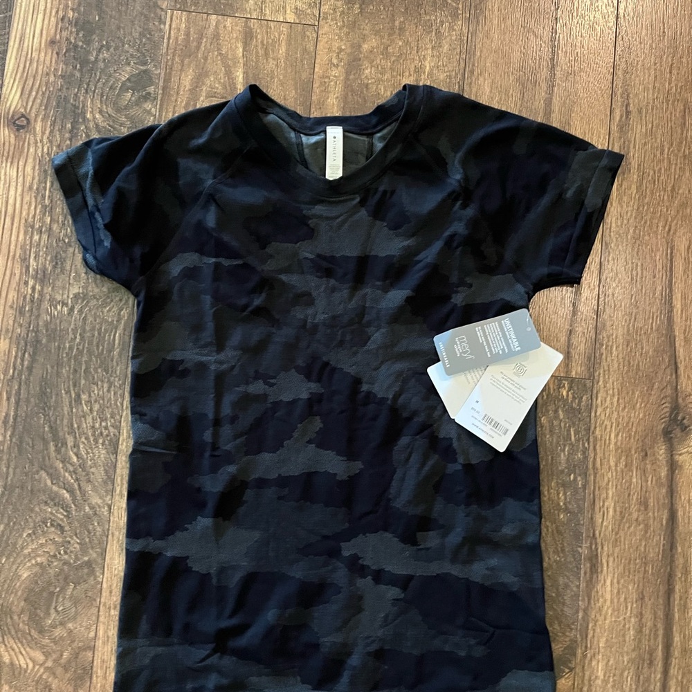 NWT Athleta black camouflage momentum tee